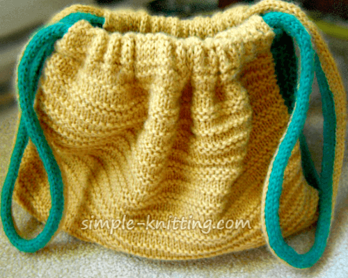 This knitted bag is an easy knit pattern for beginners