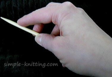 How to hold your knitting needles